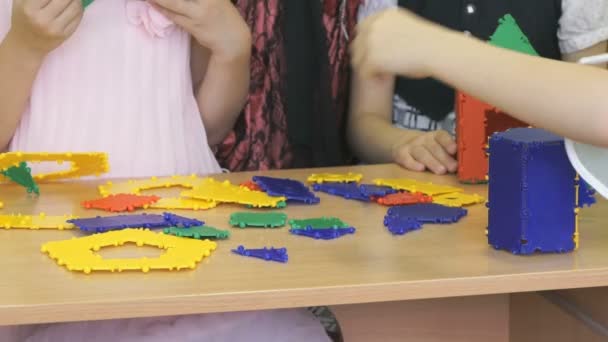 Los niños juegan en el jardín de infantes en interiores — Vídeos de Stock