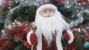 Oyuncak Santa Noel ağacının yakınında kapatın