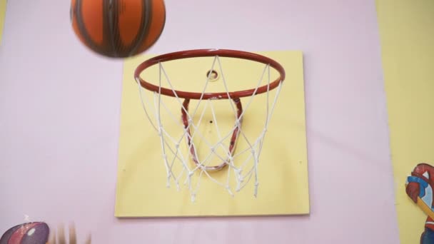 Basketbal bal gooien in de ring — Stockvideo