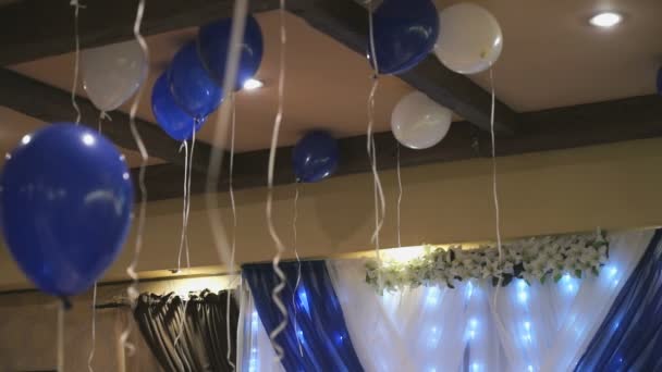 Μπλε και λευκά μπαλόνια στο ταβάνι — Αρχείο Βίντεο