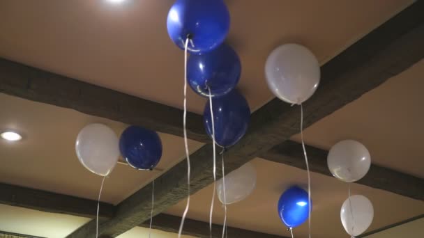 Blaue und weiße Luftballons an der Decke — Stockvideo