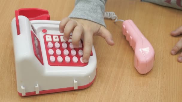 Kleiner Junge spielt mit Spielzeugtelefon im Haus — Stockvideo