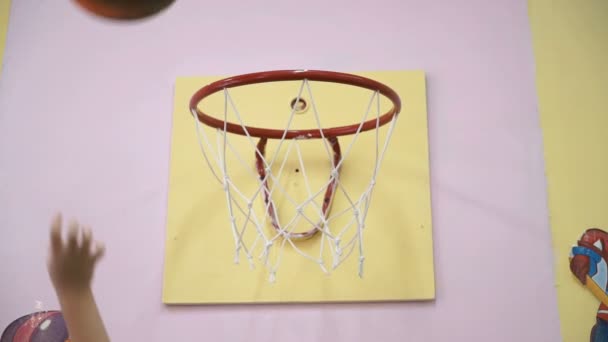 Balón de baloncesto lanzando en anillo — Vídeos de Stock