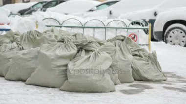 Bilinmeyen bir adam alarak çanta enkaz ile