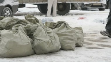 Bilinmeyen erkek çanta enkaz ile alarak