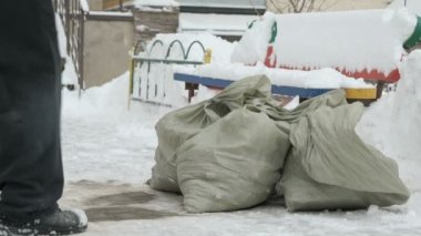 Bilinmeyen bir adam alarak çanta enkaz ile