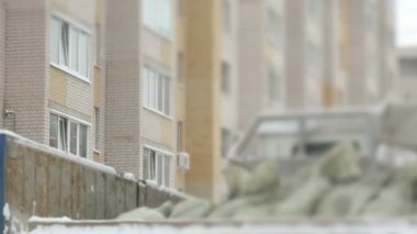 Kamyon inşaat çöp poşetleri dışarı alır