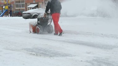 Adam kar kar pulluk makine ile kaldırma