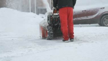 Adam kar kar pulluk makine ile kaldırma