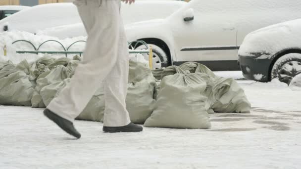 Άγνωστο άνδρα λαμβάνοντας τσάντα με τα συντρίμμια — Αρχείο Βίντεο