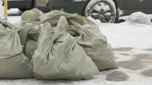 Unbekannter nimmt Tasche mit Müll mit — Stockvideo