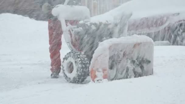 Ο άνθρωπος απομάκρυνση χιονιού με μηχανή άροτρο χιονιού — Αρχείο Βίντεο