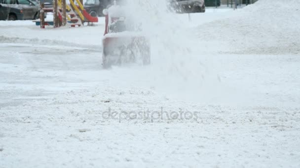 Muž odklízení sněhu s pluhem sníh stroj