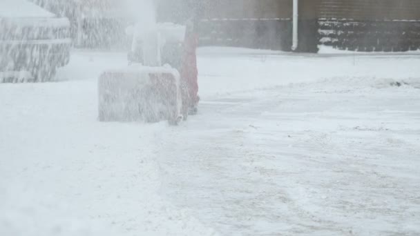 Hombre quitando nieve con máquina de arado de nieve — Vídeo de stock
