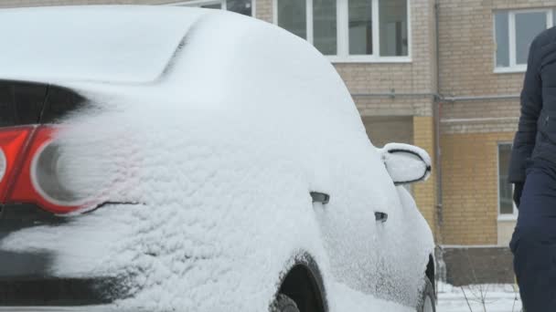 Uomo pulizia auto dalla neve — Video Stock