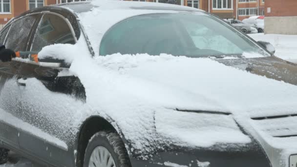 Mann reinigt Auto vom Schnee — Stockvideo