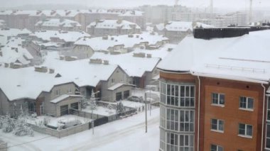 Evler ve çok katlı evler kar
