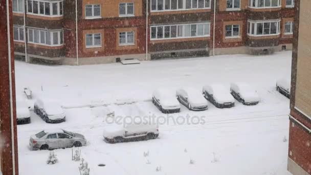 Neve sobre casas de vários andares — Vídeo de Stock