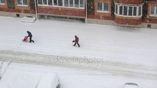 Man met een kinderwagen wandelt langs de binnenplaats — Stockvideo