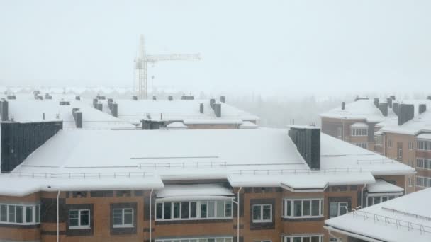 Opady śniegu nad wysokiego budynku — Wideo stockowe