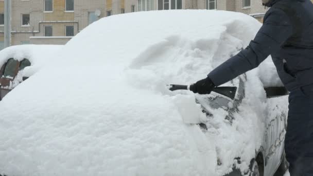 Άνθρωπος καθαρισμού αυτοκινήτων από χιόνι — Αρχείο Βίντεο