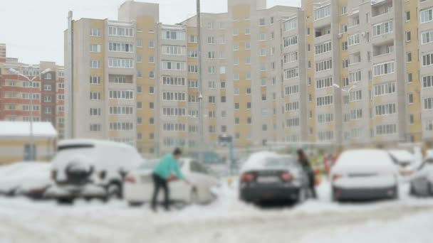 Personas limpiando coche de la nieve — Vídeos de Stock