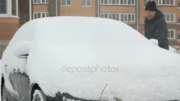 Hombre limpieza coche de nieve — Vídeo de stock