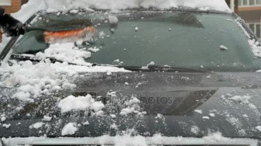 kar adam temizlik arabadan