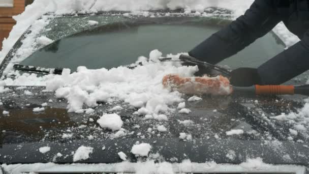 Kar adam temizlik arabadan — Stok video