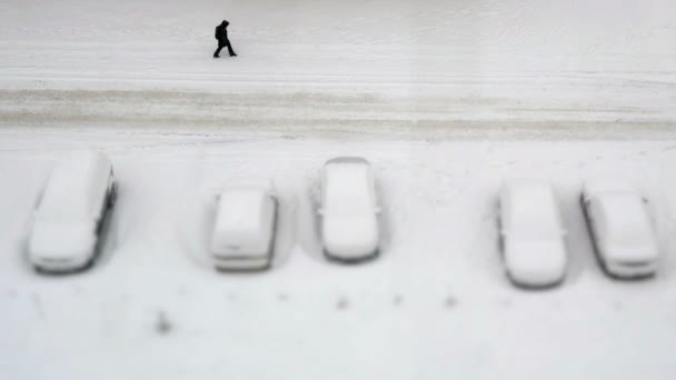 Parque de estacionamento com carros cobertos de neve no inverno — Vídeo de Stock