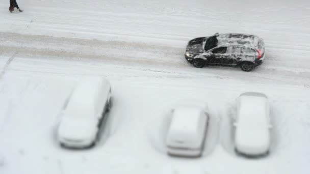 Parkering med snötäckta bilar på vintern — Stockvideo