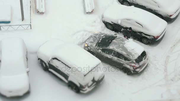 Парковка с покрытыми снегом автомобилями зимой — стоковое видео