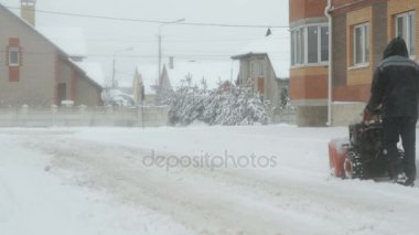 Adam kar kar pulluk makine ile kaldırma