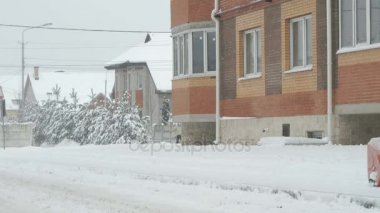 Adam kar kar pulluk makine ile kaldırma