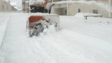 Adam kar kar pulluk makine ile kaldırma