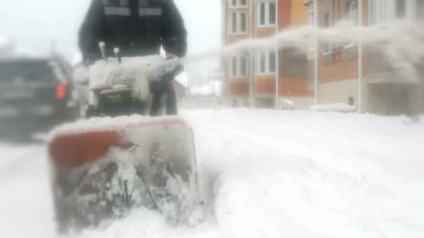 Mann beseitigt Schnee mit Schneepflug-Maschine — Stockvideo