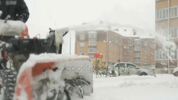 Man verwijderen van sneeuw met sneeuw ploeg machine — Stockvideo