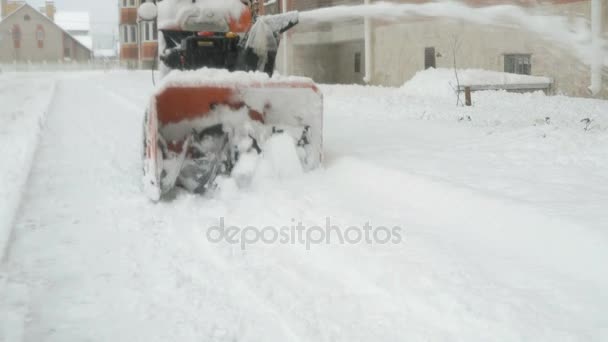 Man verwijderen van sneeuw met sneeuw ploeg machine — Stockvideo