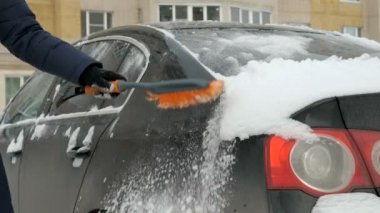 kar adam temizlik arabadan