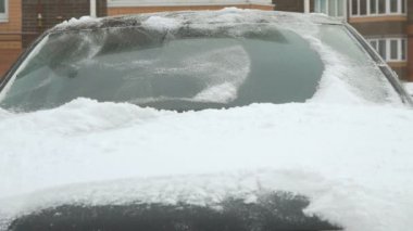 kar adam temizlik arabadan