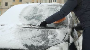 kar adam temizlik arabadan
