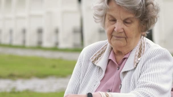 Mujer mayor buscando en la pulsera de seguimiento de fitness — Vídeos de Stock