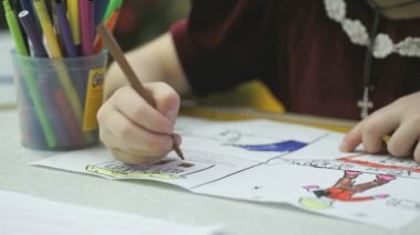 Bilinmeyen küçük kız resimleri keçeli ile boyar