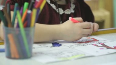 Bilinmeyen küçük çocuk resimleri keçeli ile boyar