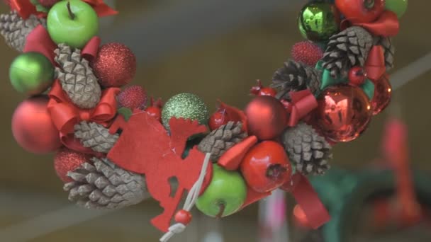 Прекрасний різдвяний вінок у продажу — стокове відео