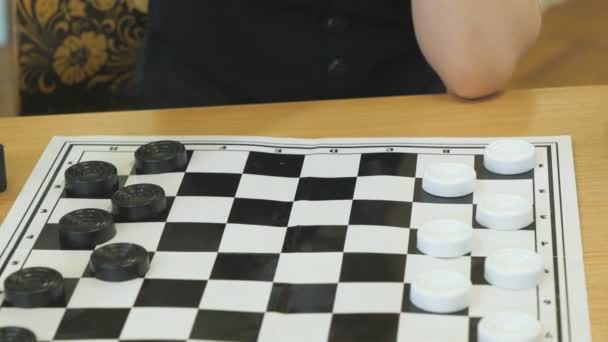 Das Kind spielt im Kindergarten drinnen Checker — Stockvideo