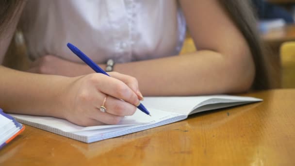Estudante escrevendo texto em caderno de exercícios. Close-up — Vídeo de Stock