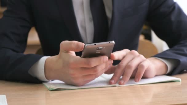 Empresario escribiendo el texto usando un smartphone — Vídeos de Stock