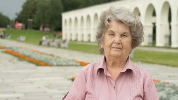 성숙한 심각한 늙은 여자 야외의 초상화 — 비디오