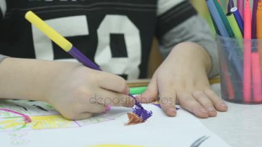 Bilinmeyen küçük çocuk resimleri keçeli ile boyar